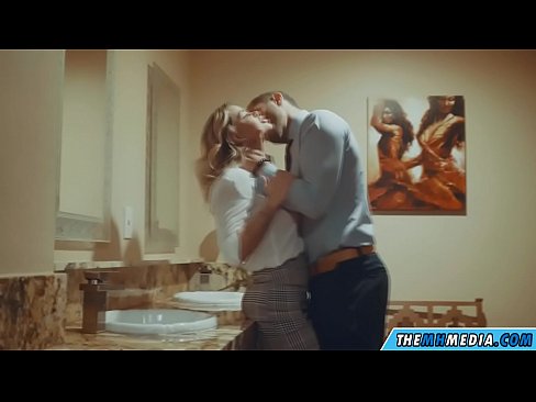 ❤️ جڏهن هڪ busty سنهري اوھان کي هڪ عوامي آرام روم ۾ seduces ️❌  اسان وٽ